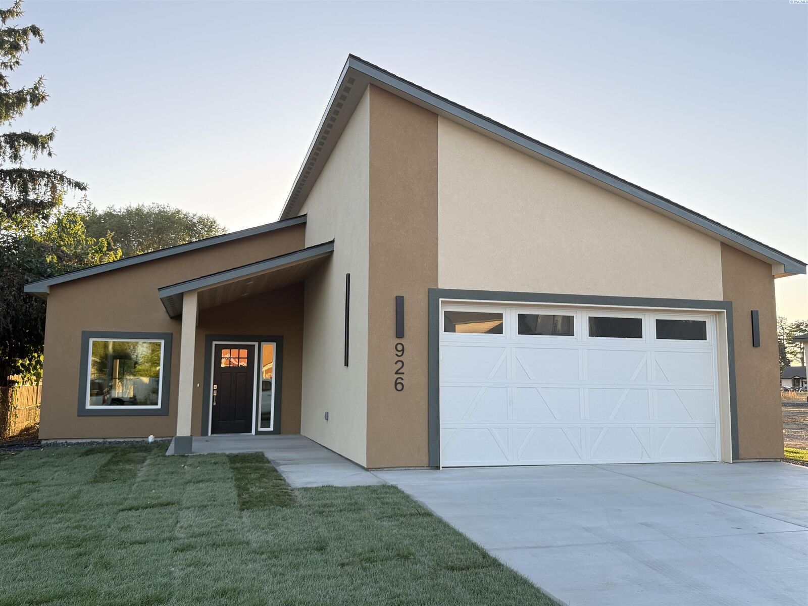 Property Photo:  926 N 26th Ave  WA 99301 