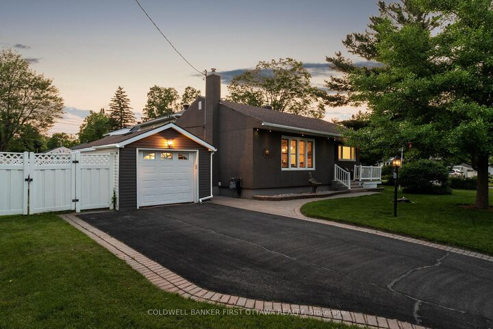 Photo de la propriété:  2024 Corry Street  ON K1G 2M5 