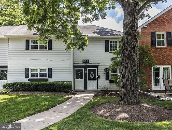 Property Photo: 207 Yardley Cmns PA 19067