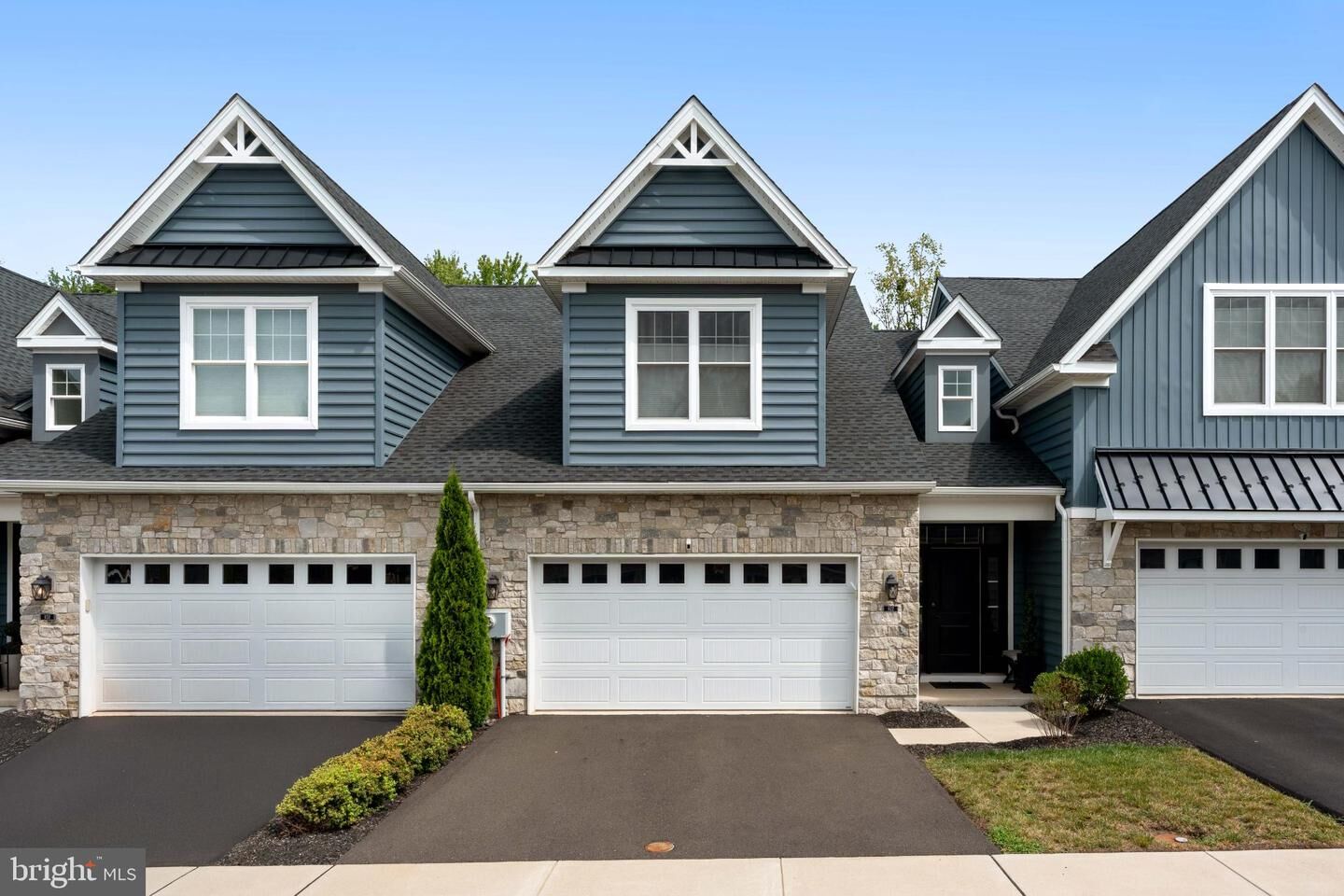 Property Photo: 922 Holden Court PA 18974