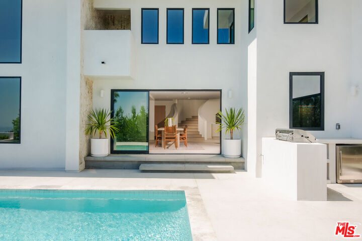 Property Photo: 2380 Venus Dr CA 90046