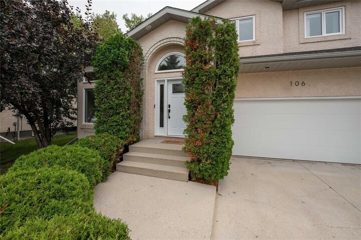 Property Photo:  106 Lee Crescent  MB R1A 2N2 