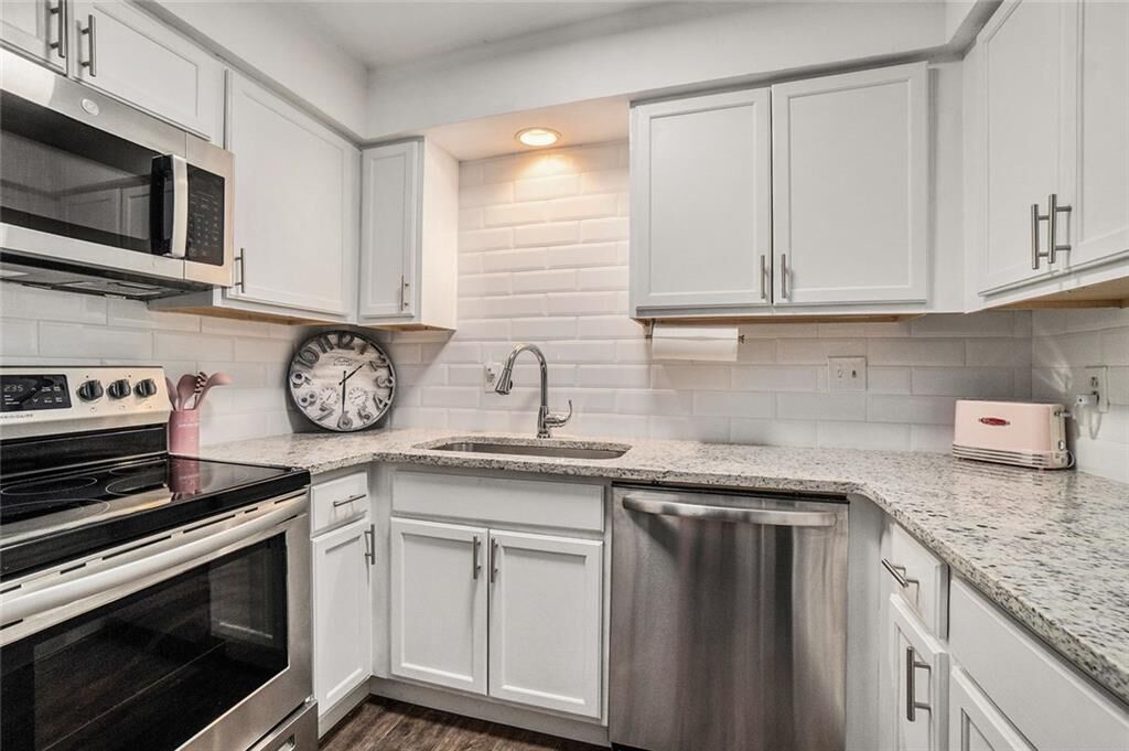 Property Photo: 94 Rosaire Place NW GA 30327