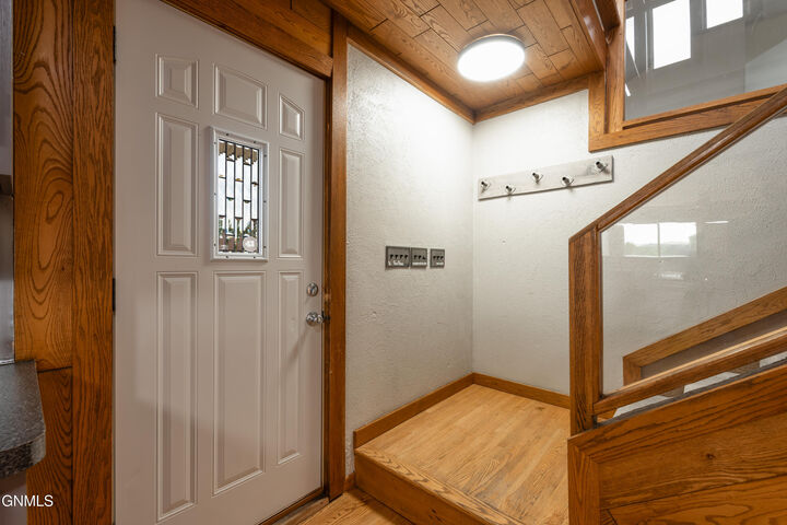 Property Photo:  1110 Main Street W  ND 58554 