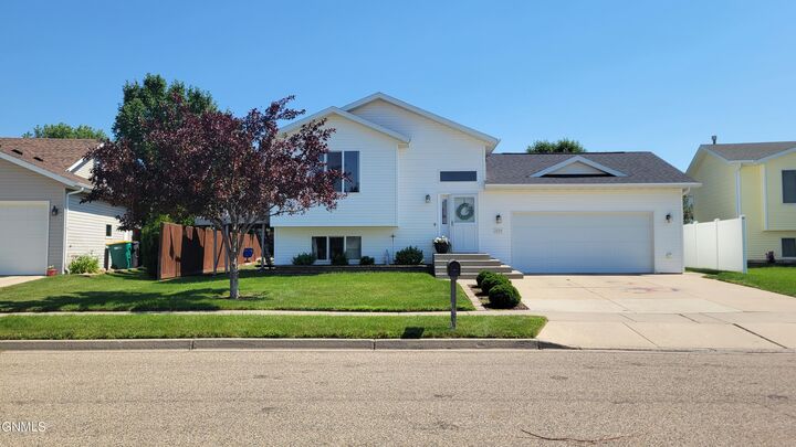 Property Photo:  3004 Plainview Drive SE  ND 58554 