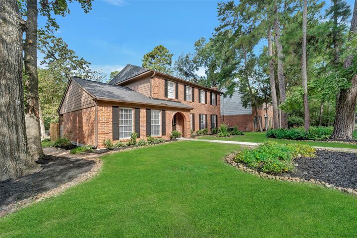 Property Photo:  17 E Wandering Oak Drive  TX 77381 