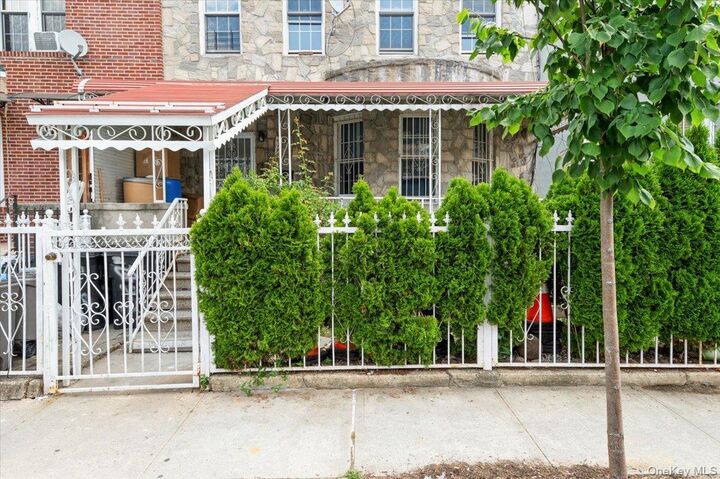 Property Photo: 2748 Holland Avenue NY 10467