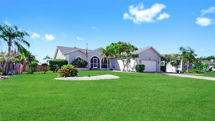 Property Photo:  832 Birdie Way  FL 33572 