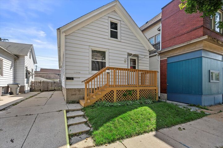 909 E Clarke St  Milwaukee WI 53212 photo