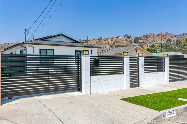 Property Photo:  10265 Strathern Street  CA 91352 