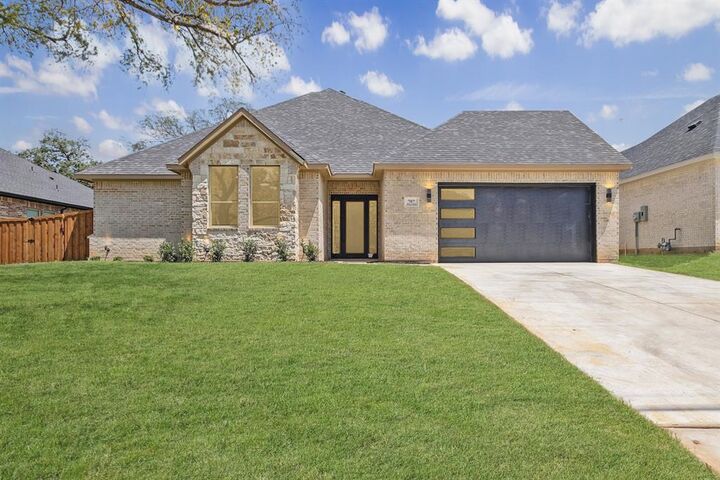 Property Photo: 707 Ross Trail TX 76012