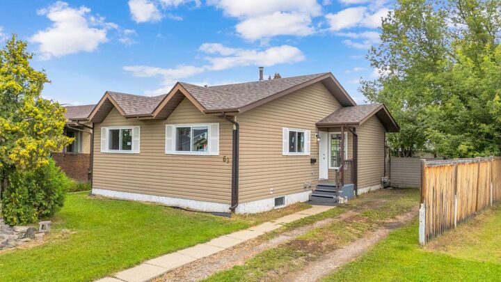 Property Photo:  69 Erickson Drive  AB T4R 1X8 