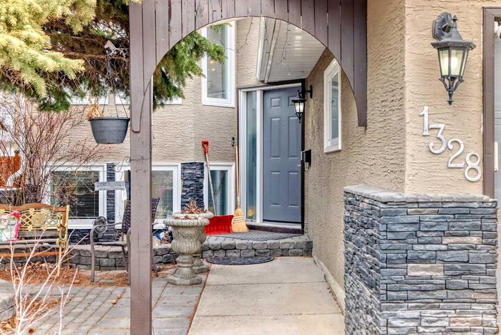 Property Photo:  1328 Meadowbrook Drive SE  AB T4A 2A3 