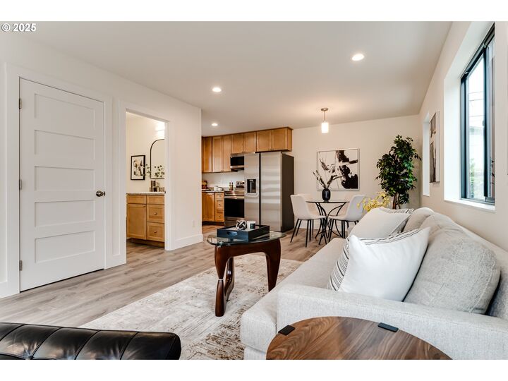 Property Photo:  9 Monroe A  OR 97402 