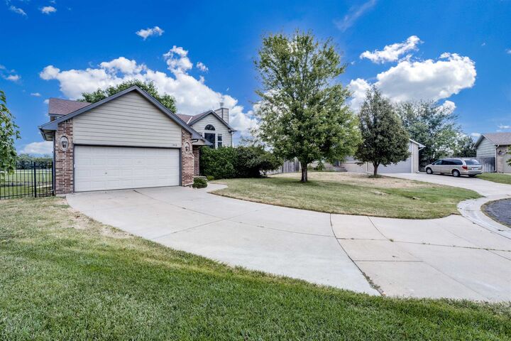 Property Photo: 1910 Summerwood Ct KS 67052