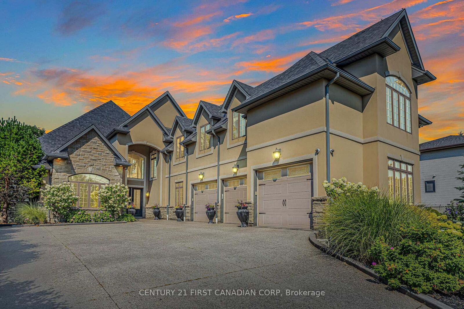 Photo de la propriété:  547 Crestwood Drive  ON N6K 1Y1 