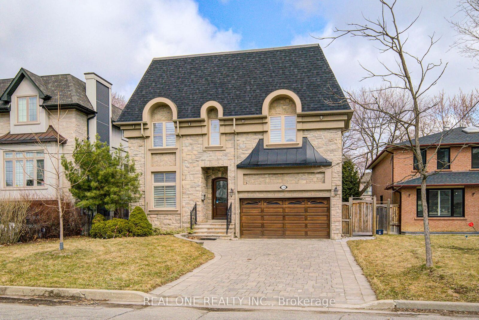 Photo de la propriété: 210 Maplehurst Avenue ON M2N 3C2