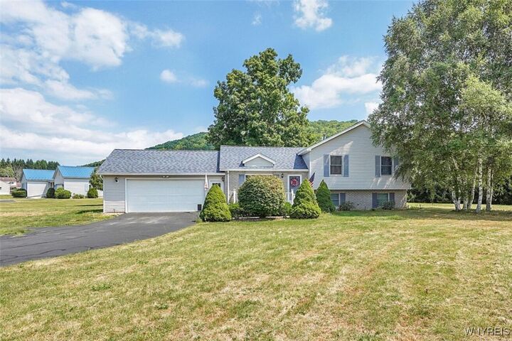 Property Photo: 10 Sunburst Lane NY 14706