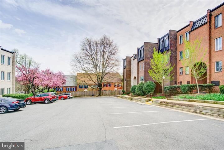 Property Photo:  5009 7th Road S T1  VA 22204 