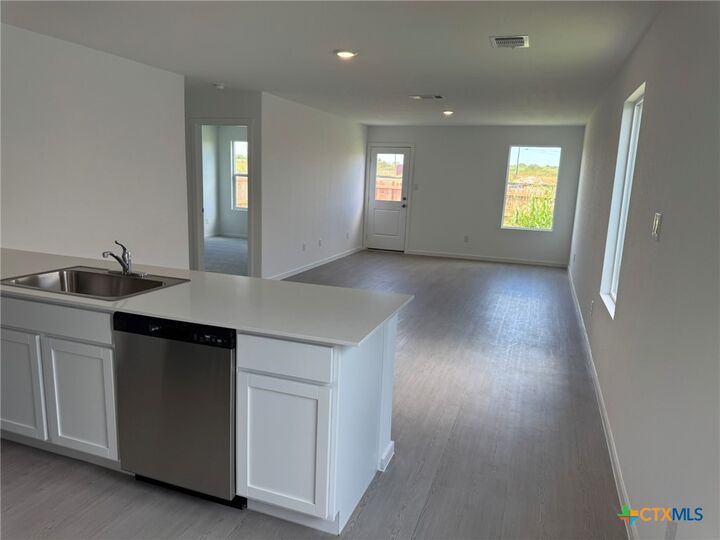 Property Photo:  