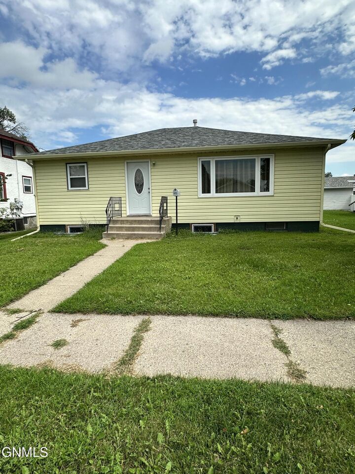915 4th Avenue SE  Jamestown ND 58401 photo