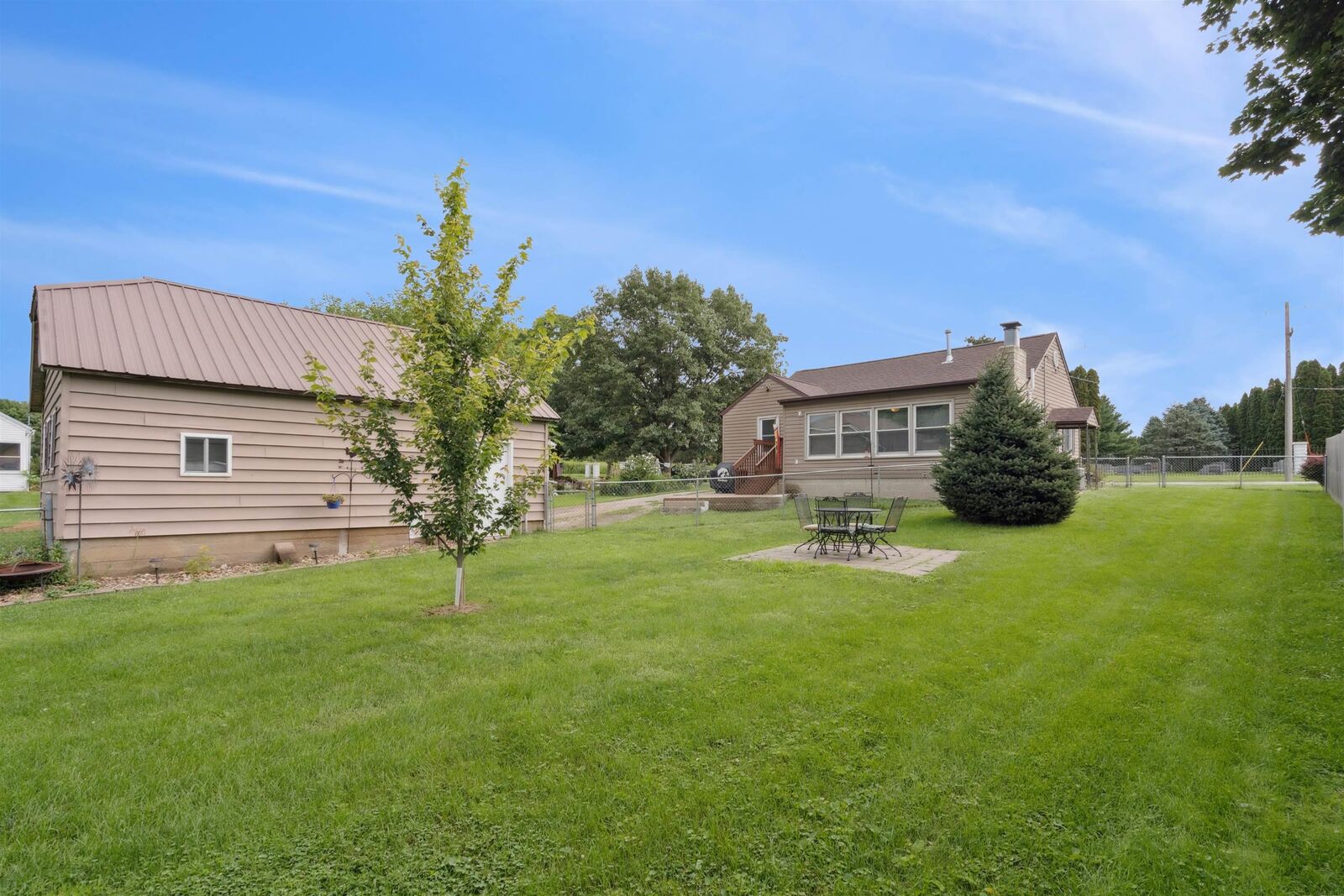 Property Photo:  905 10th Avenue  IA 52349 