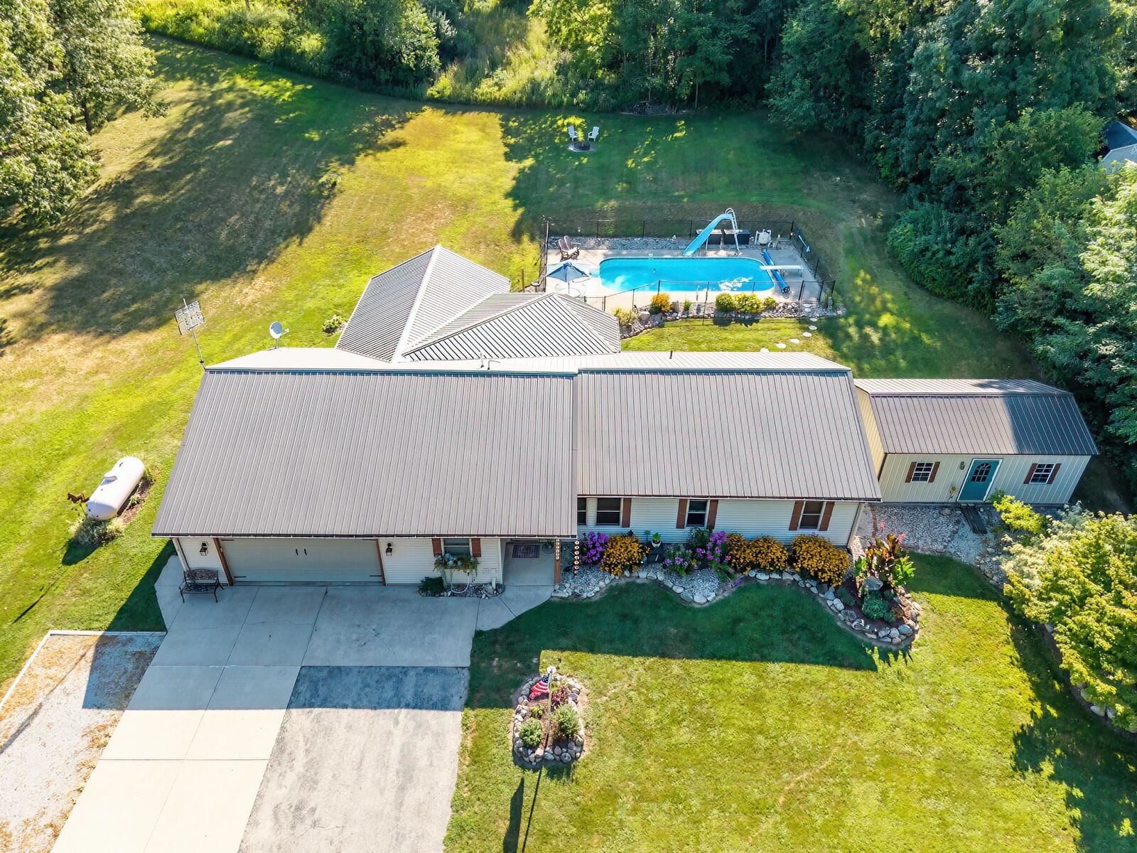 Property Photo: 4570 N 100 E IN 46737