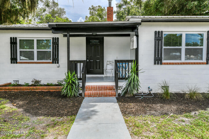 Property Photo:  2405 President Street  FL 32177 