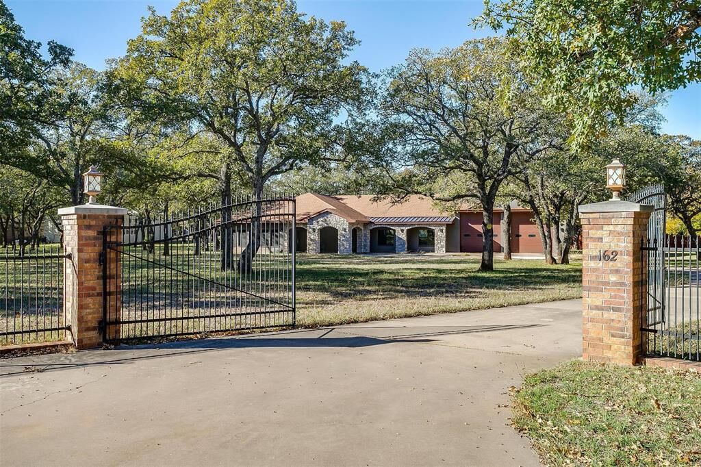 Property Photo: 162 Eastledge Drive TX 76450