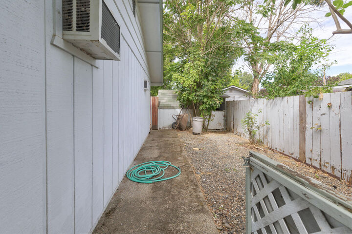 Property Photo: 1202 SW Viola Drive OR 97526