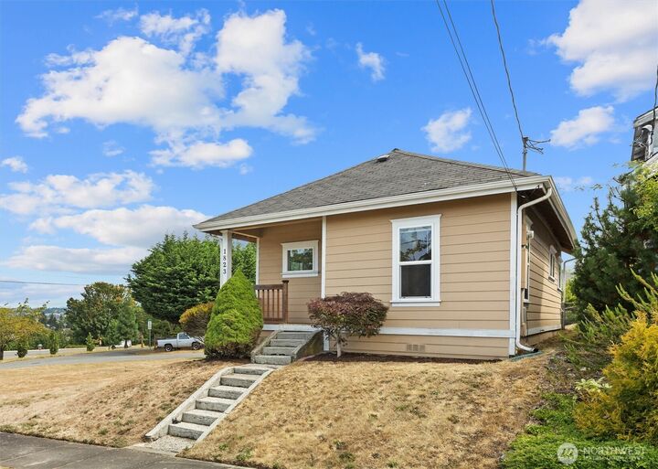 Property Photo:  1823  Summit Avenue  WA 98201 