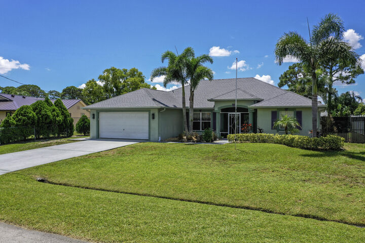 Property Photo:  482 SE Evans Avenue  FL 34984 