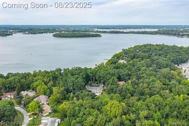 Property Photo:  4225 Village Court  MI 48323 