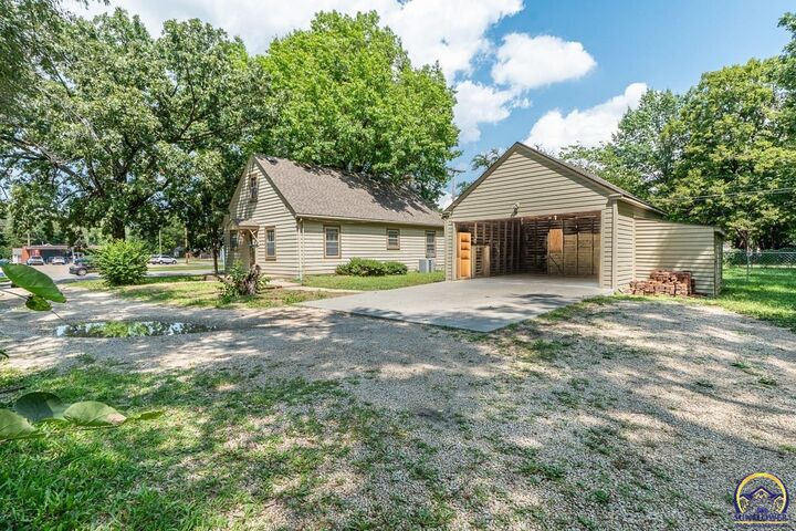 Property Photo:  4411 SW 21st St  KS 66604 