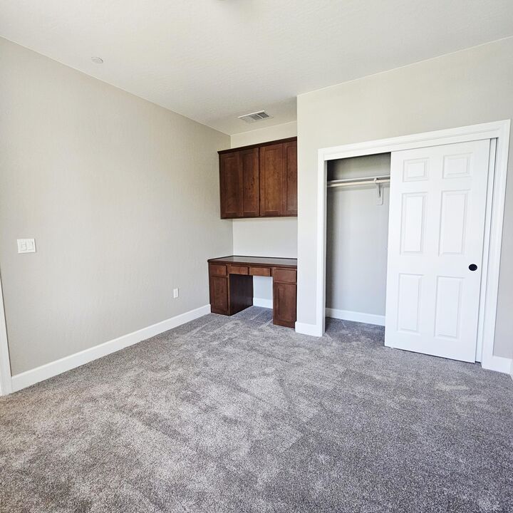 Property Photo:  1009 E Harter Drive  CA 93292 