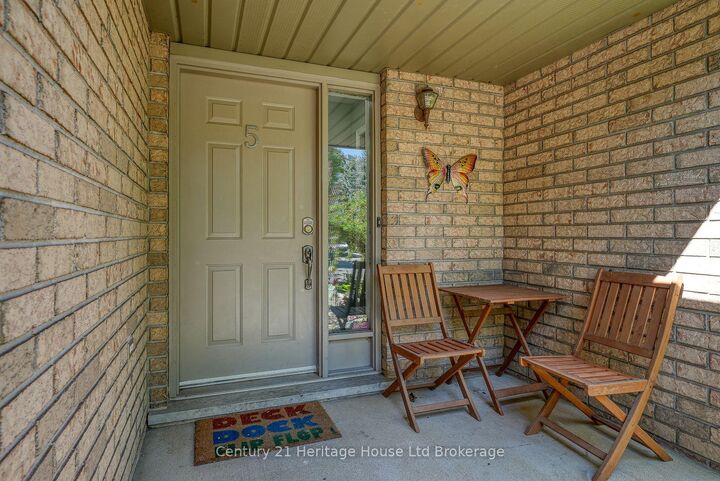 Property Photo: 5 Mohican Drive ON N4T 1H4