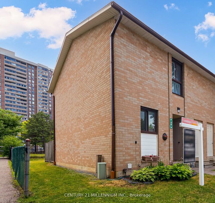 Photo de la propriété:  56 Fleetwood Crescent 85  ON L6T 2E5 