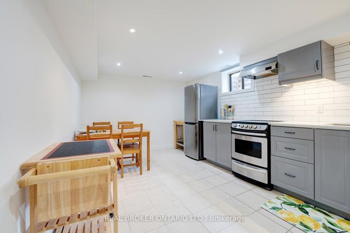 Photo de la propriété: 270 McRoberts Avenue Bsmt ON M6E 4P6