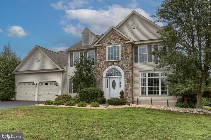 512 Sweetwater Dr  Palmyra PA 17078 photo