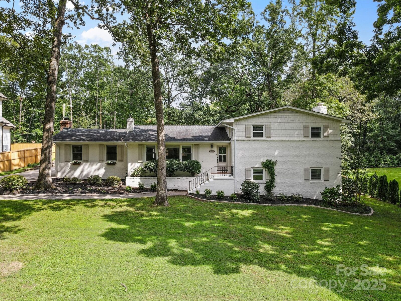 Property Photo: 5611 Robinhood Road NC 28211