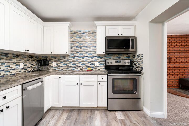 Property Photo:  10 Sunnyside Drive  NY 11789