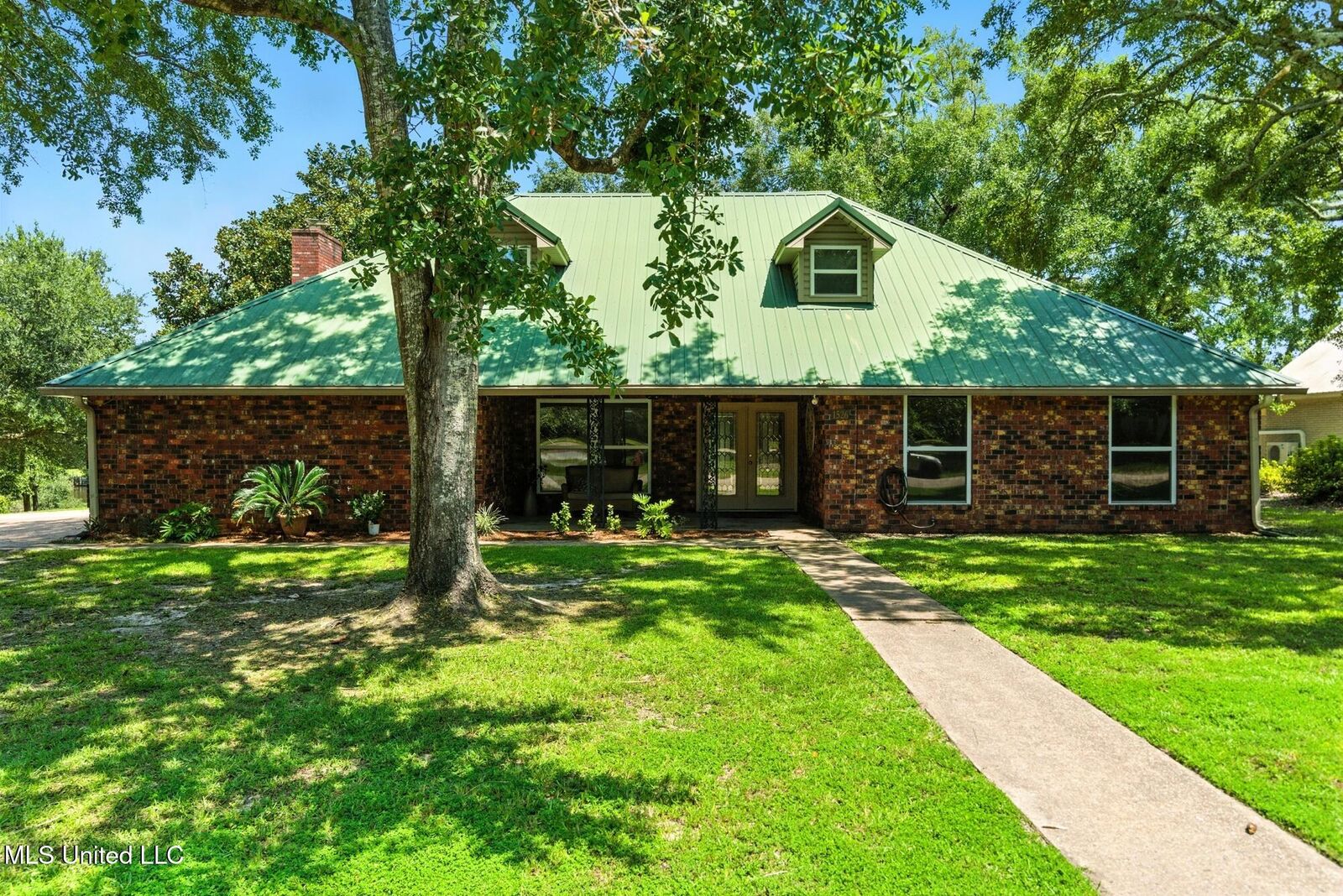 Property Photo: 1526 Oldfield Drive MS 39553