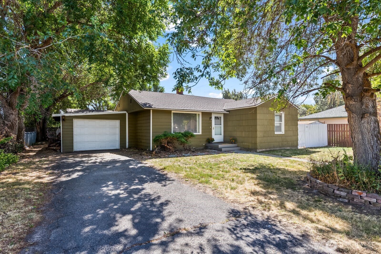 Property Photo: 704 E Hobert Avenue WA 98926