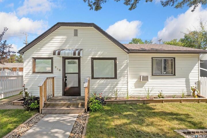 Property Photo:  940 J Avenue N  SK S7L 2L2 