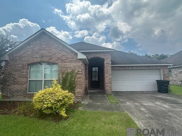 Property Photo: 10368 Montrachet Dr LA 70817