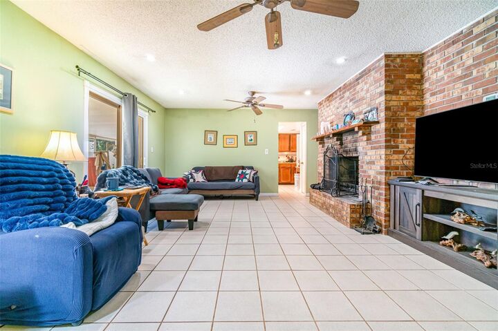Property Photo: 184 E Frederick Avenue FL 32746