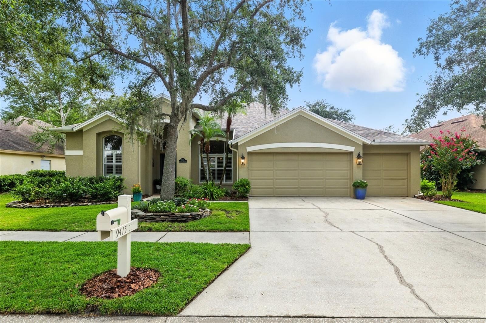 Property Photo:  9415 Hunters Pond Drive  FL 33647 