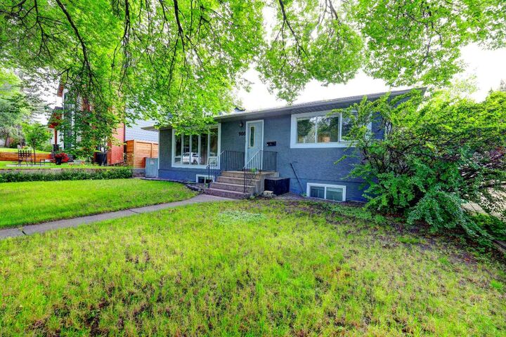 Property Photo:  908 36B Street NW  AB T2N 3B3 
