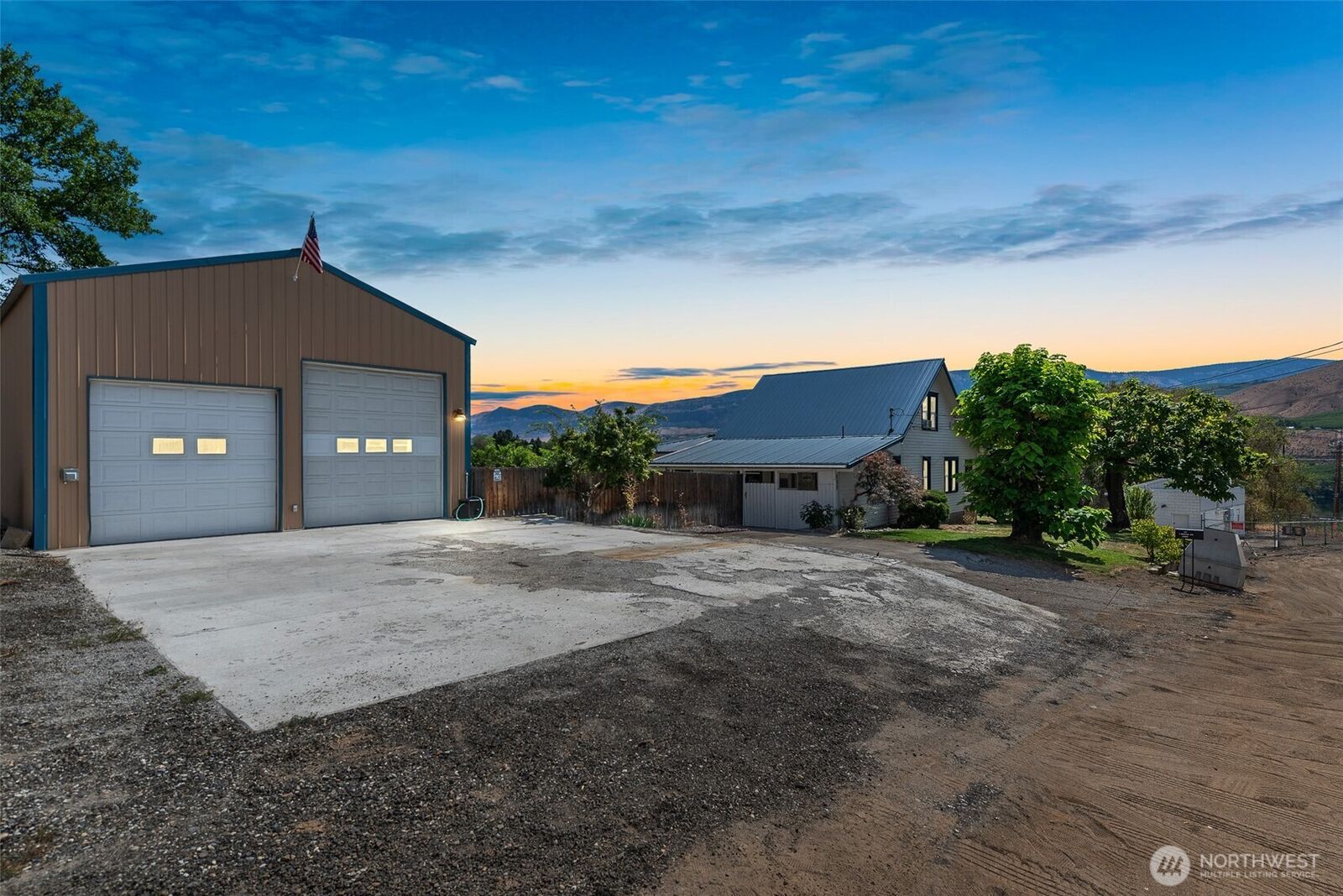 Property Photo: 889 S Kentucky WA 98802