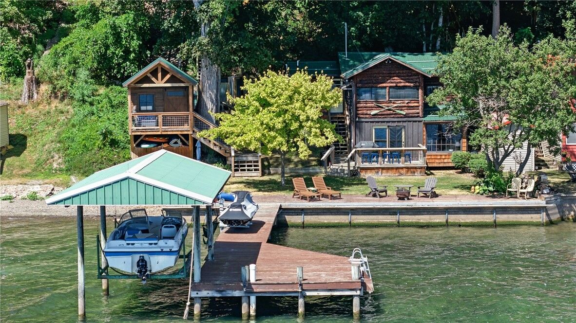 Property Photo:  1718 Log Cabin Road  NY 14527 